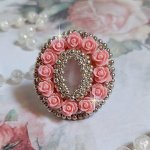 Anello Parisian Roses ricamato con un quarzo cabochon ornato da rose e rocailles in resina